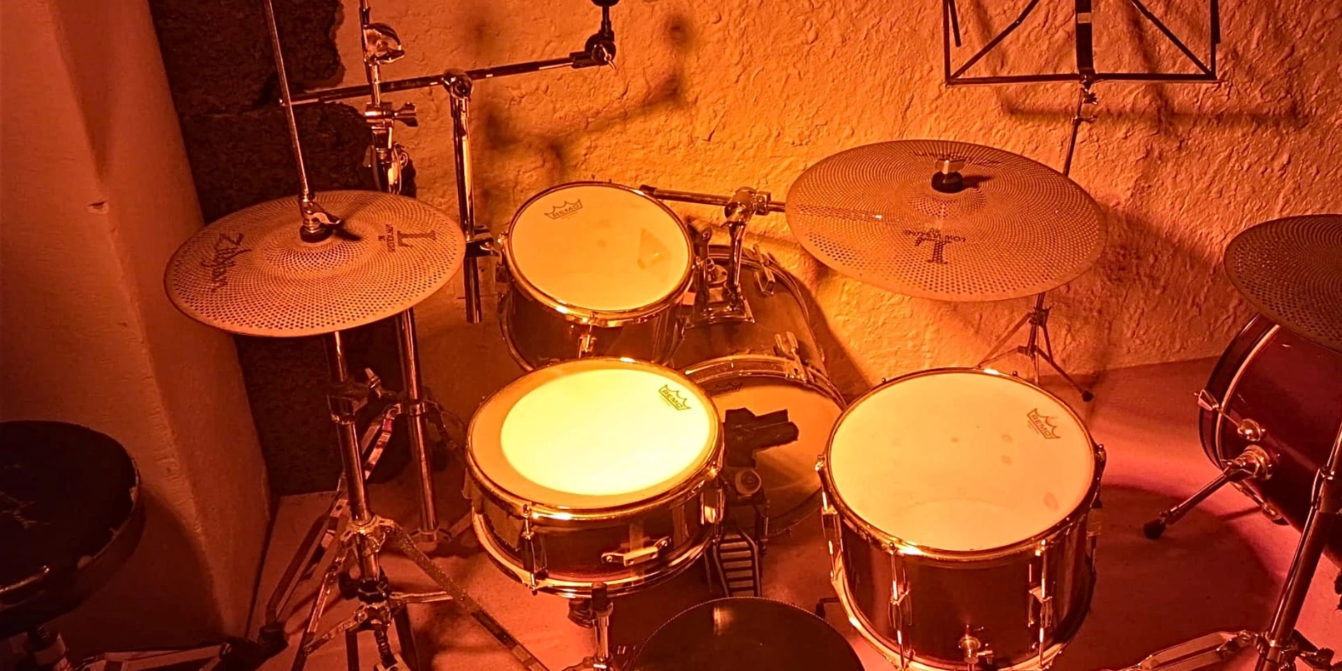 Sala Laranja -Sala de formação de bateria e percussão de 6m² na LXPRO