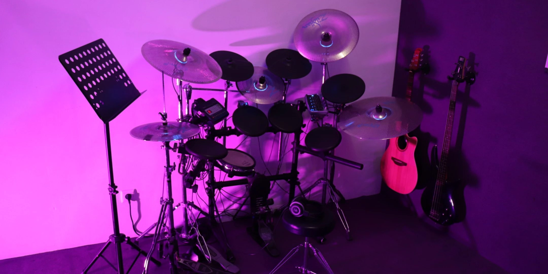 Sala Violeta -Sala de formação de baixo e violino de 15m² na LXPRO